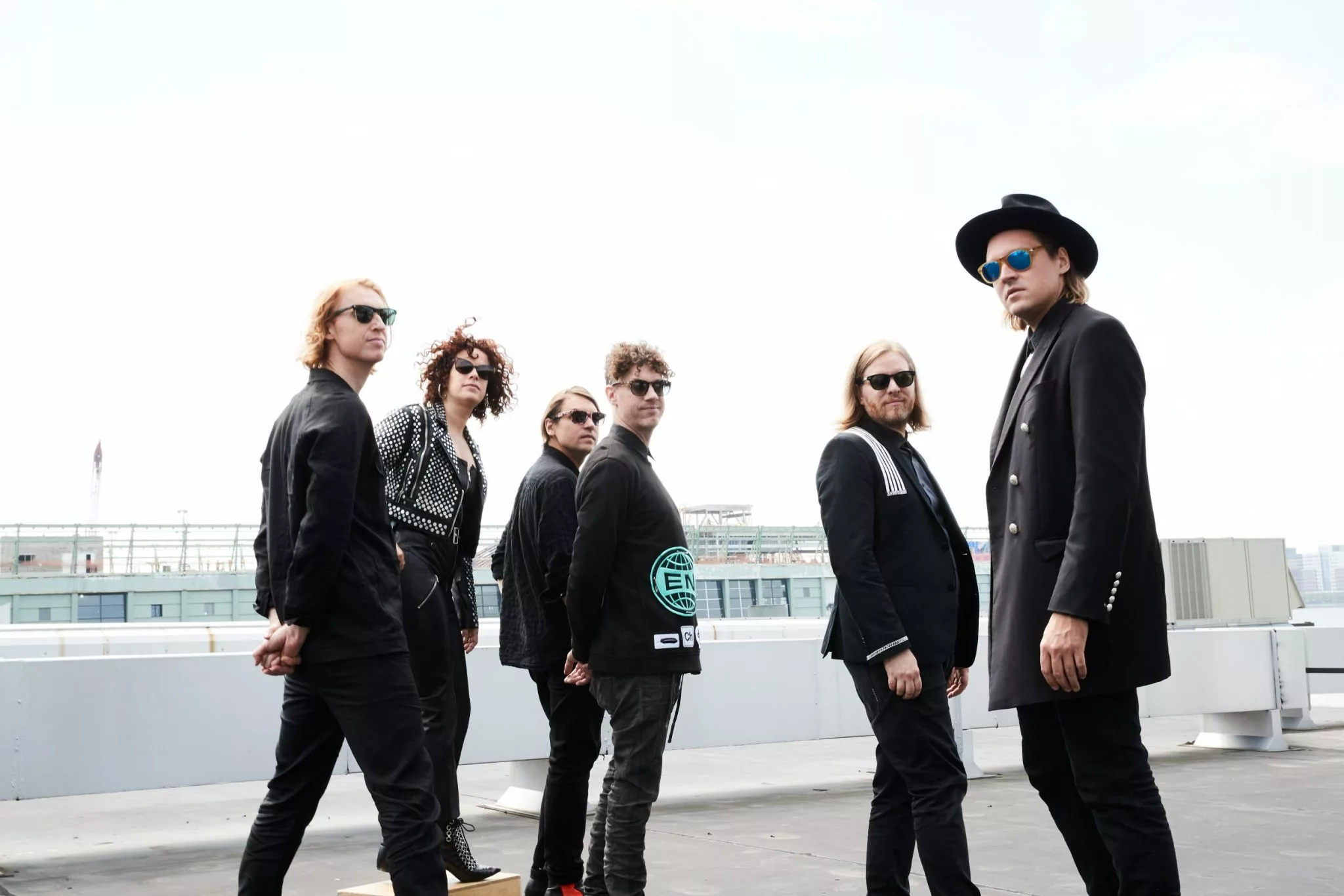 Arcade Fire, entre épopée sonore et vertiges de la pop culturelle 3 Arcade Fire : orchestre indie et catharsis scénique