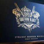 Dégustation du Shotgun Blast : alcool fort aux saveurs authentiques de seigle et d'orge maltée.