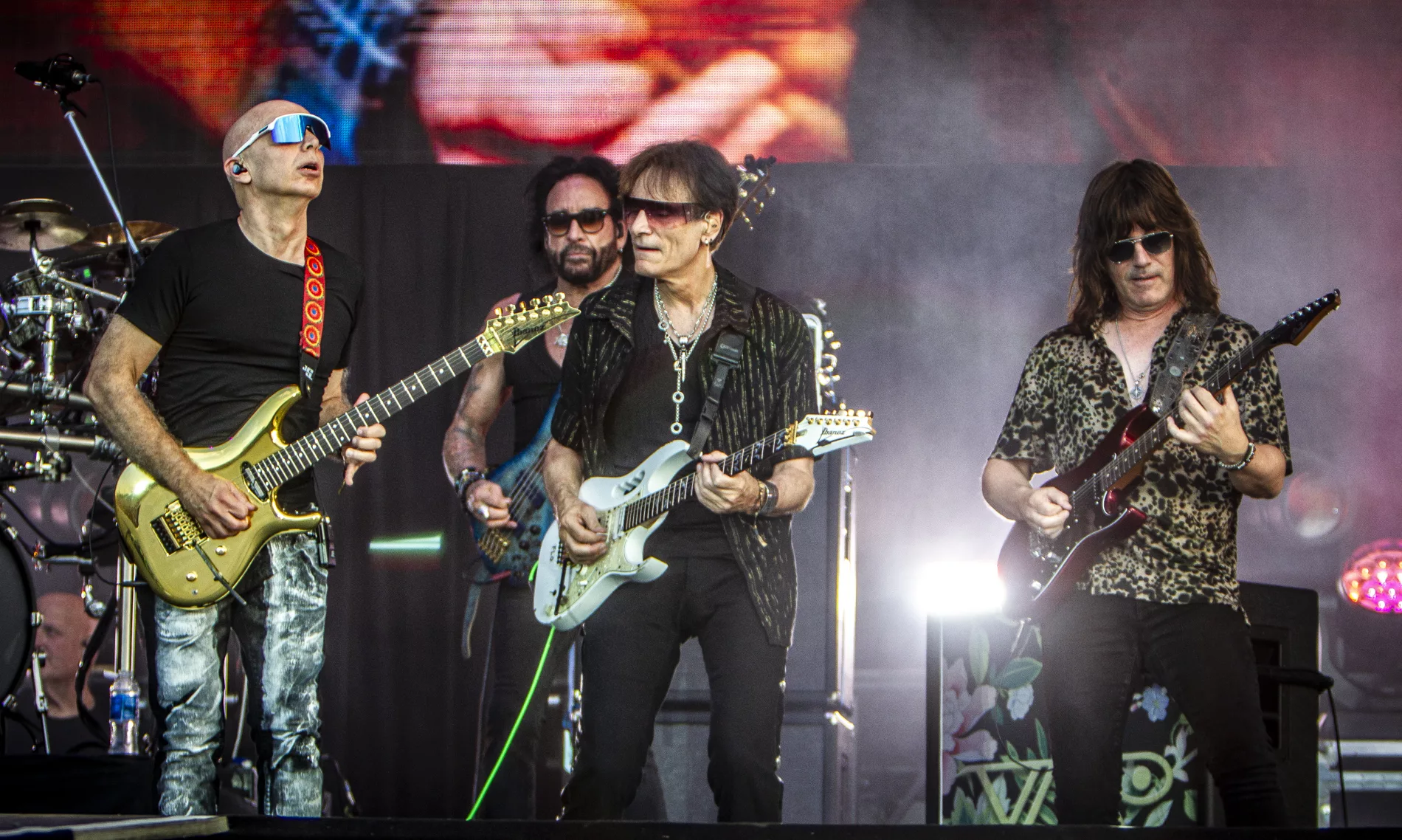 Hellfest 2025 : au coeur du brasier, une orgie de décibels 17 Joe Satriani Steve VAI