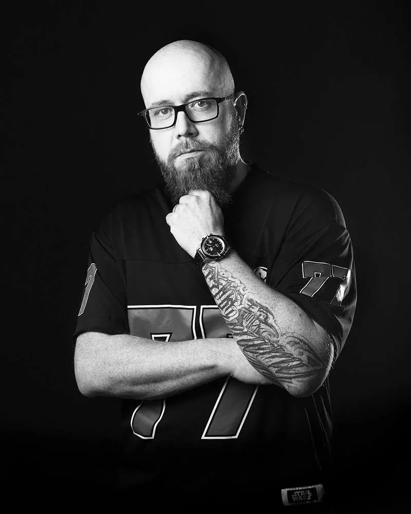 Mikael Bourgeois : un artisan de la montre, viscéralement habité par le son. 1 Mikael BOURGEOIS — Créateur horloger sous influence rock