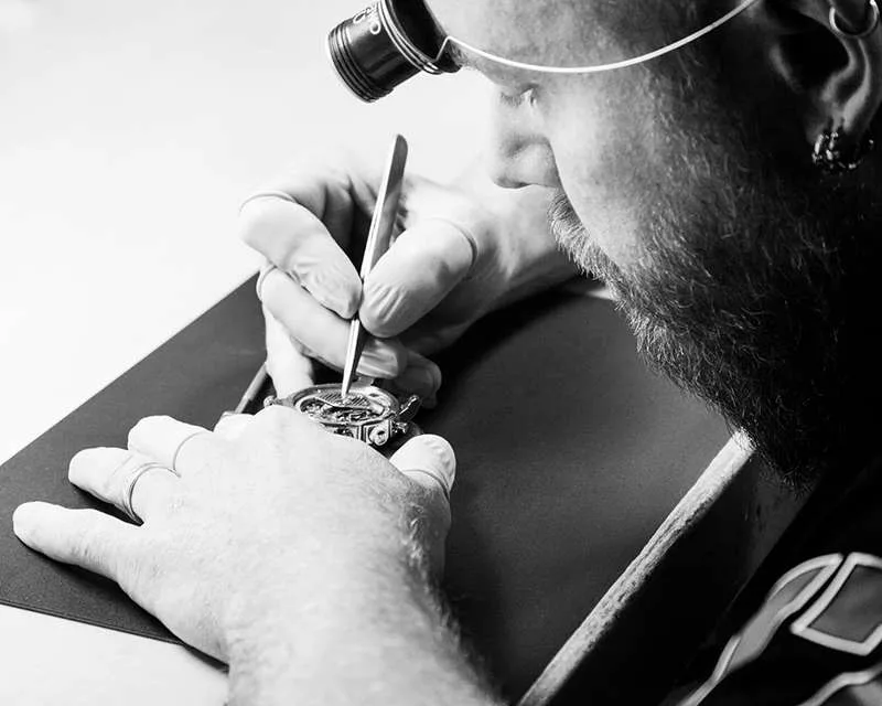 Mikael Bourgeois : un artisan de la montre, viscéralement habité par le son. 4 Mikael BOURGEOIS — Créateur horloger sous influence rock