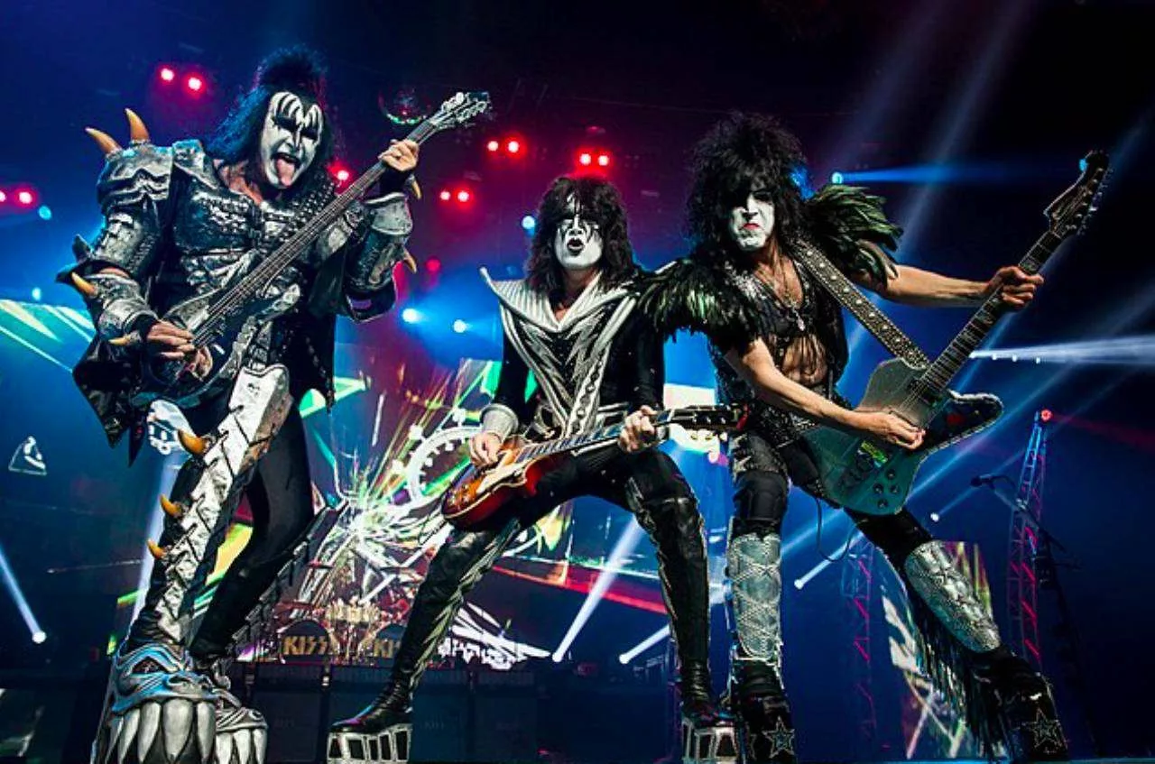 Kiss le groupe maquille qui a transforme le rock en spectacle eternel 1