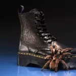 Dr. Martens x Wednesday : la tentation de l’ombre 8 Dr. Martens x Wednesday 1 1