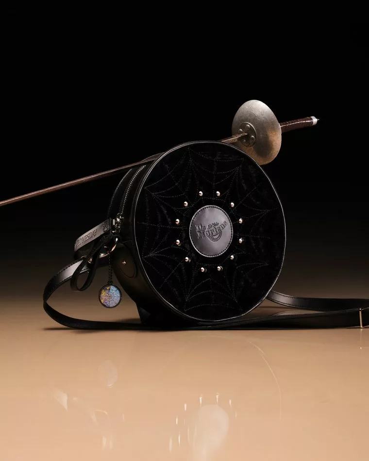 Dr. Martens x Wednesday : la tentation de l’ombre 4 Dr. Martens x Wednesday 1