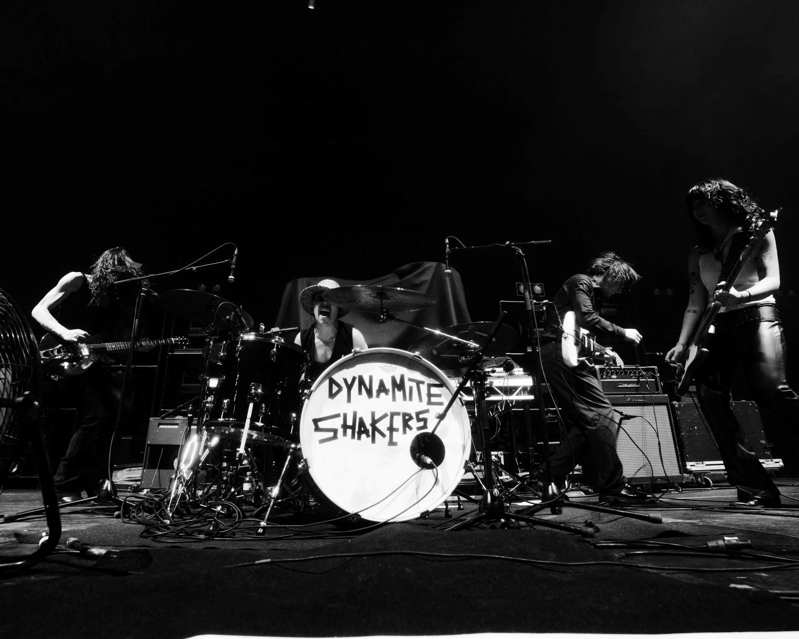 The Offspring embrase Paris : retour sur une soirée historique 3 Dynamite Shakers Band Photo by Arthur Loiseau scaled