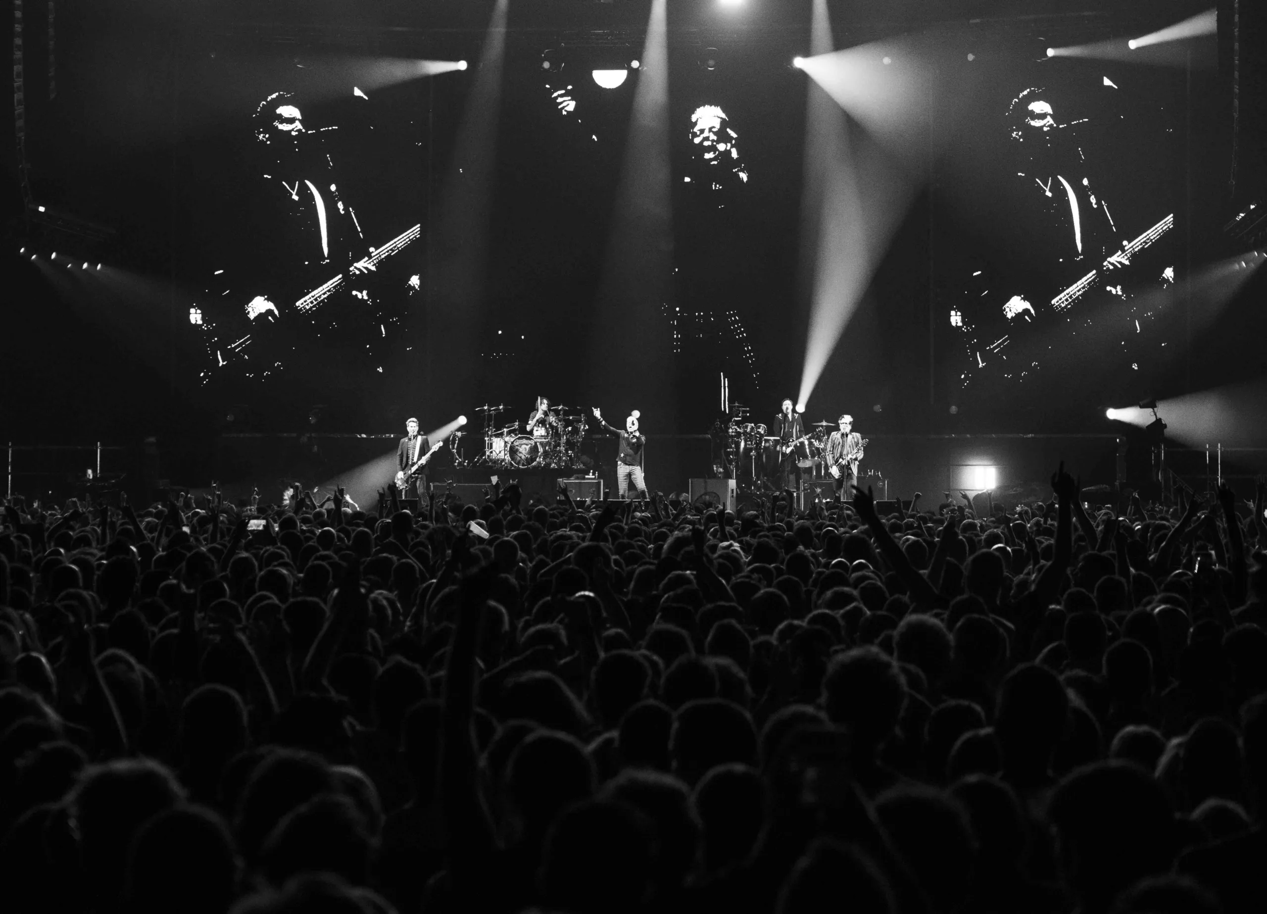 The Offspring embrase Paris : retour sur une soirée historique 17 offsrping arena 30 scaled