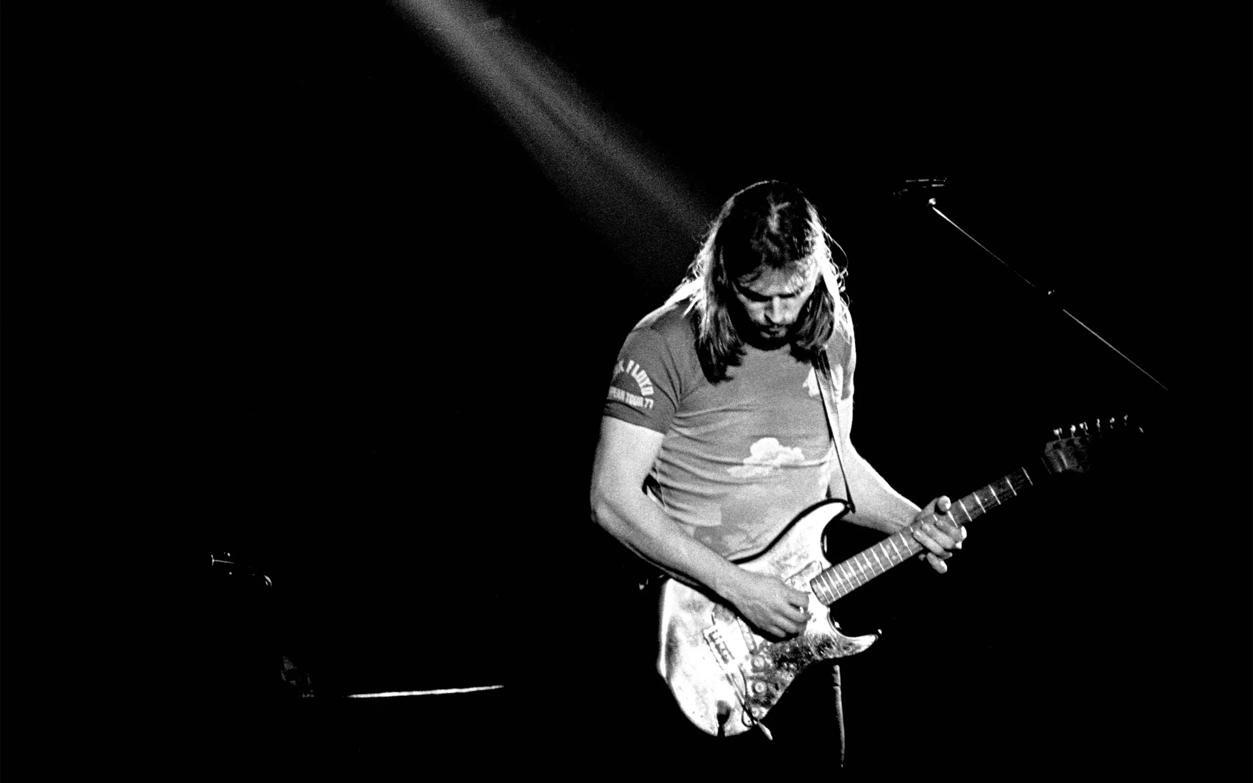David Gilmour : biographie, discographie, Pink Floyd, son de guitare et actualité... 1 David Gilmour biographie discographie Pink Floyd son de guitare et actualite. 1 1 scaled