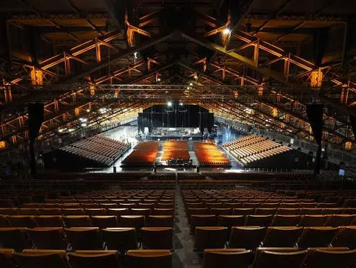 Intérieur de la Halle Tony Garnier à Lyon en configuration assise