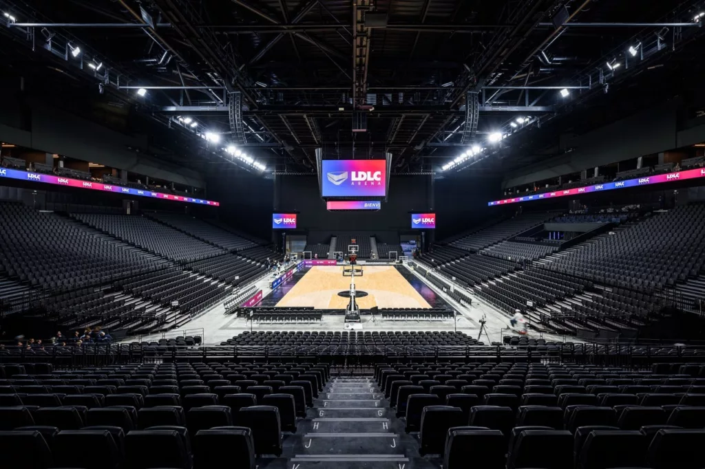Intérieur de la LDLC Arena à Décines-Charpieu : gradins et parquet vus depuis les tribunes