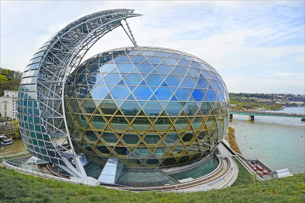Vue extérieure de l’Auditorium de la Seine musicale qui peut accueillir jusqu’à 1150 spectateurs, c'est la salle dédiée aux musiques non amplifiées. Le bâtiment