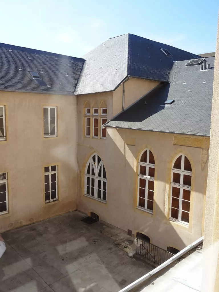 Les Trinitaires à Metz, vue d'une cour depuis la chapelle