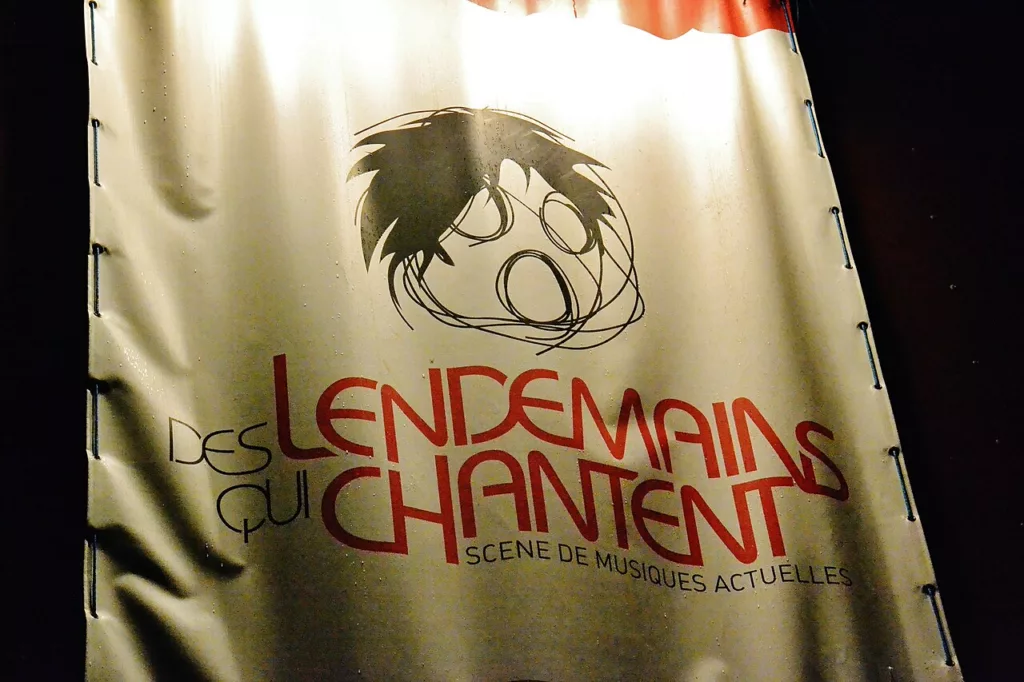 Drapeau d'entrée de la salle des Lendemains qui Chantent, à Tulle (Corrèze, France)