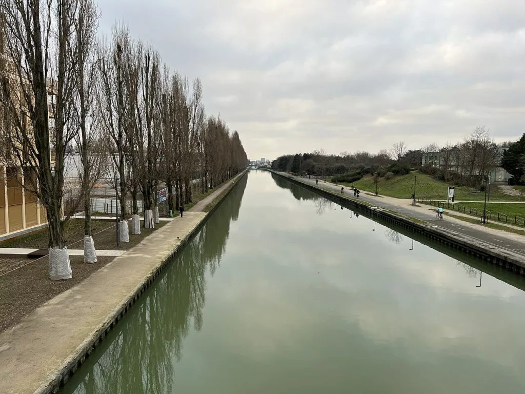 Canal de l'Ourcq vu depuis la passerelle Pierre-Simon Girard, Bobigny