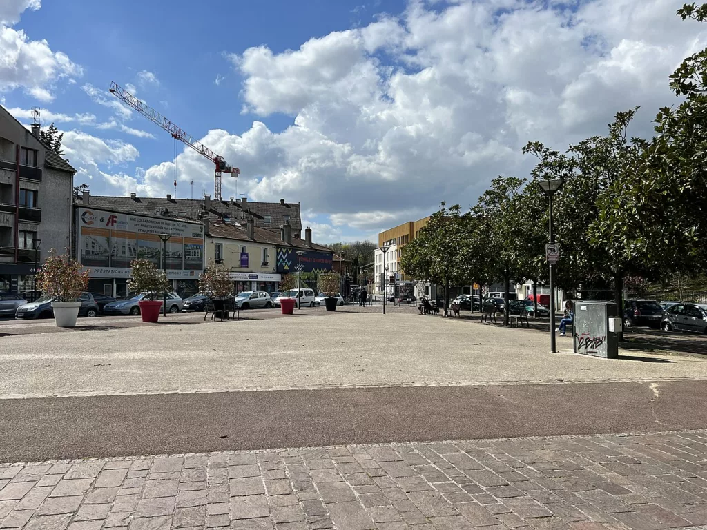 Place devant le conservatoire de l'Odéon, Tremblay-en-France
