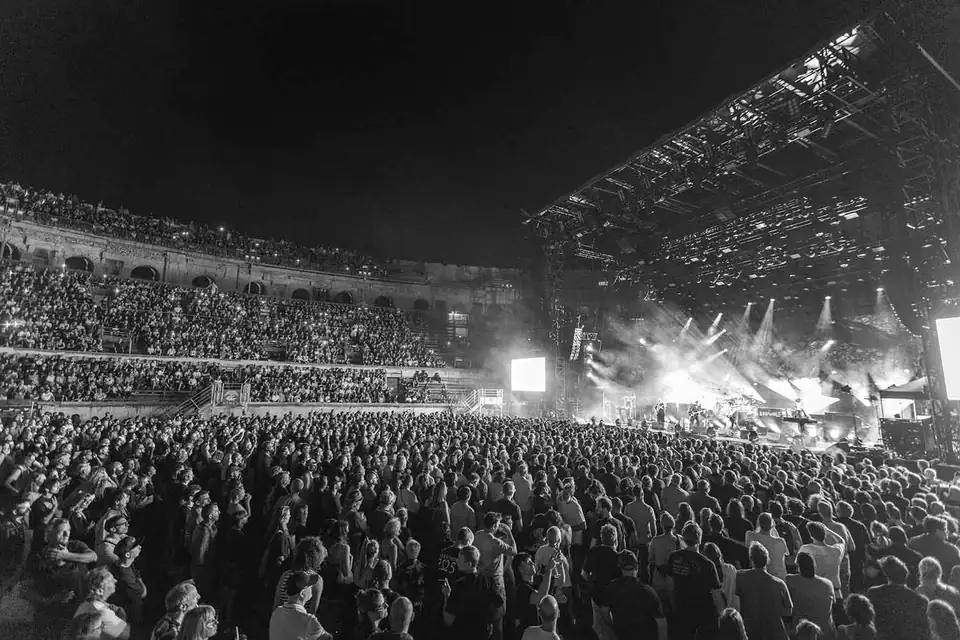 Public d'un concert de festival aux Arènes de Nîmes, photo d'illustration